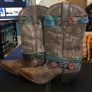 Women’s Durango cowboy boots slight heel to them.